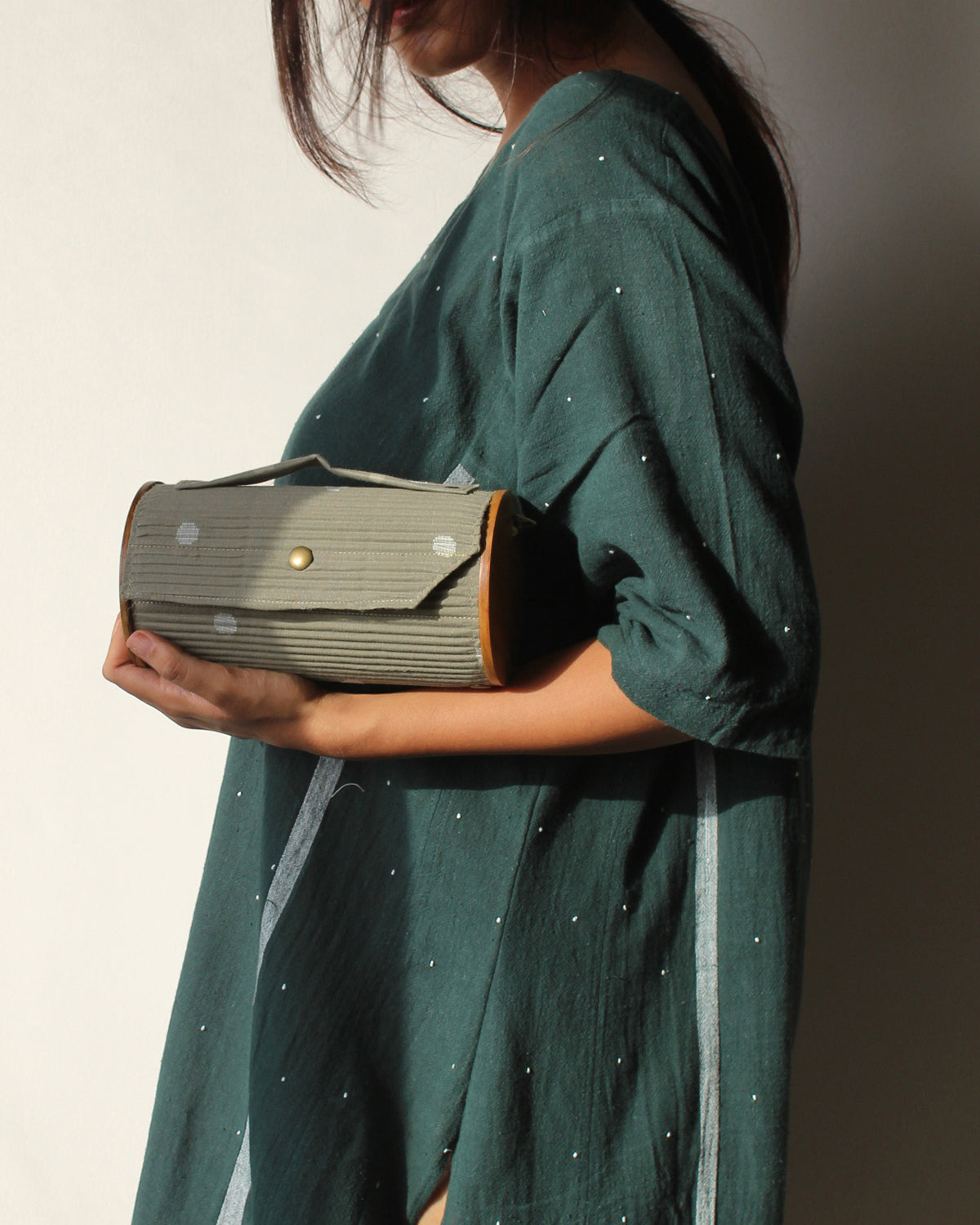 OLIVE Round Clutch - Single Sleeve