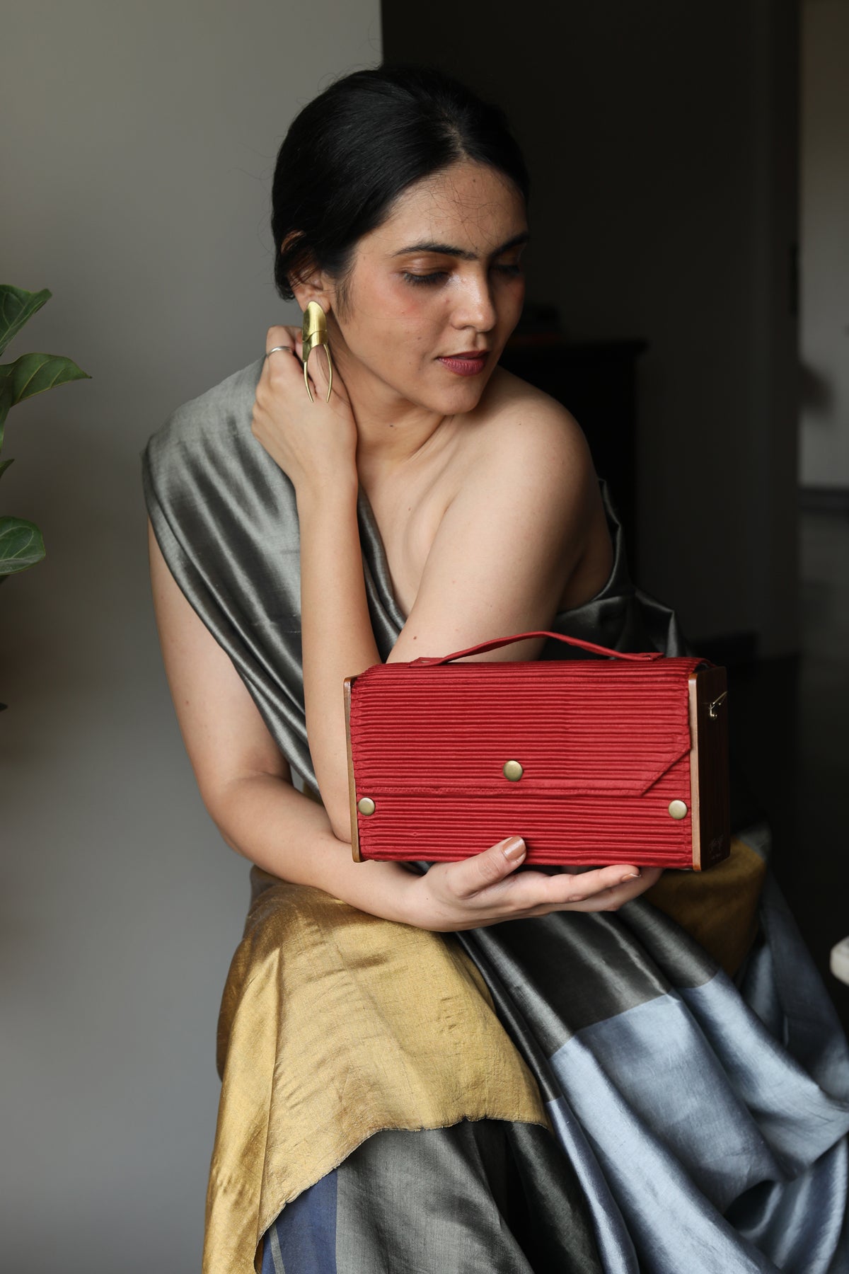 Varsham Round Clutch - Changeable Sleeve